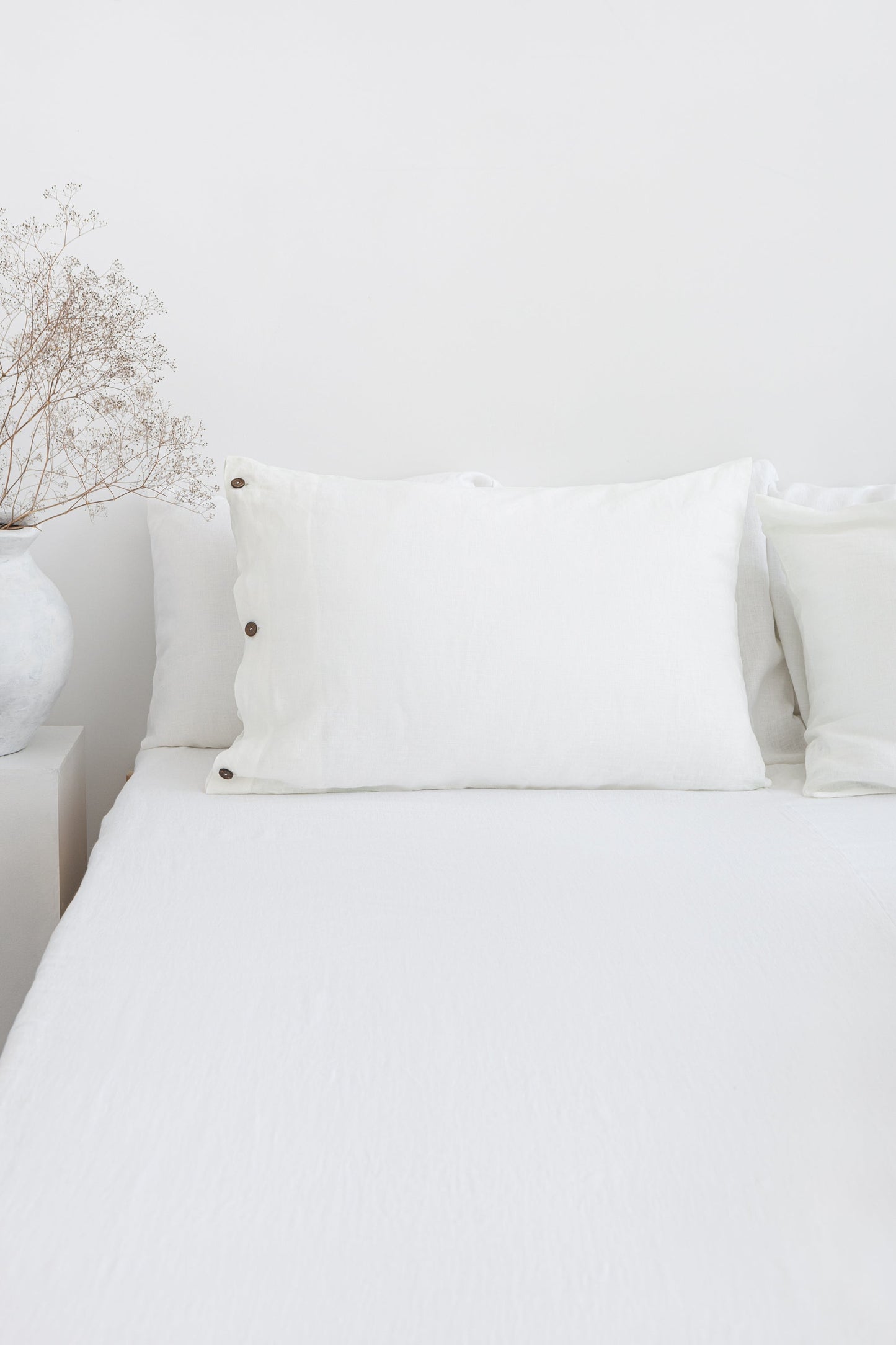Stonewashed Linen Bedding Set with Coconut Button Closure – All-Season Comfort
