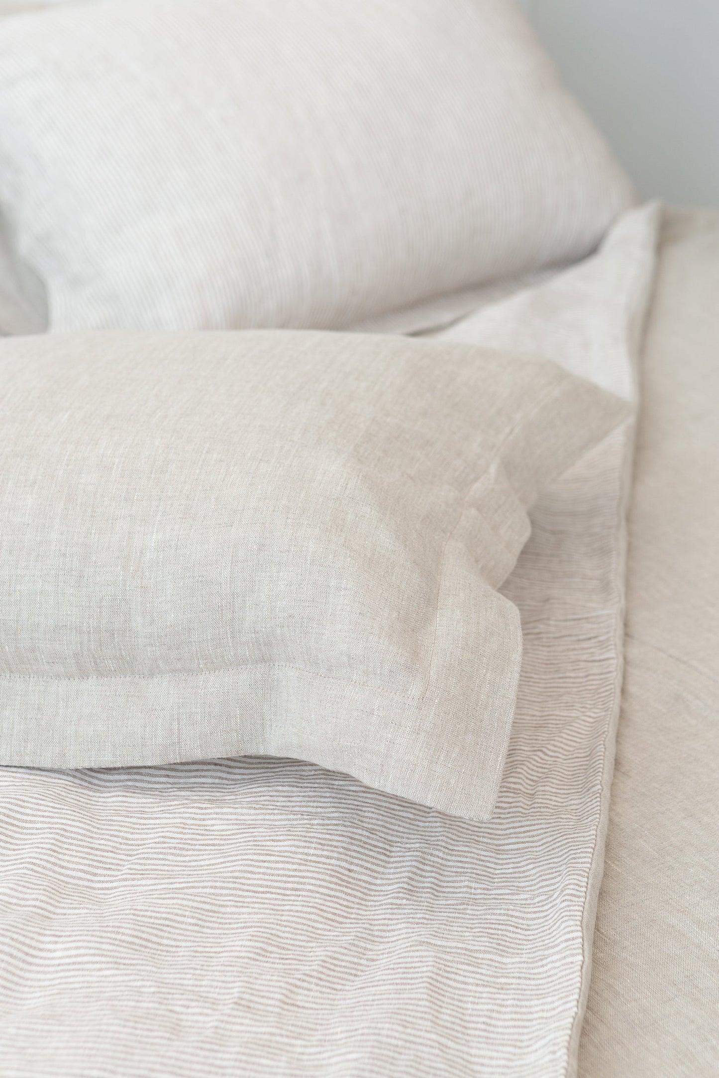 Reversible Linen Bedding Set – Natural Light & Striped Beige, Coconut Button Closure