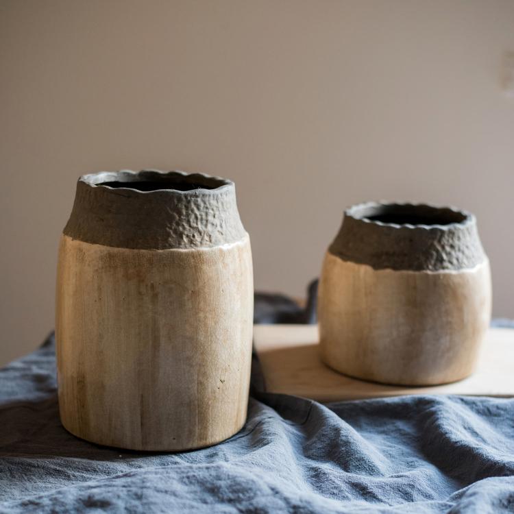 Rustic ceramic vase with textured surface – ideal for dried flowers
