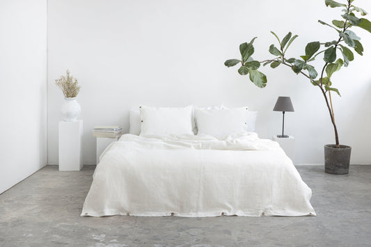 Stonewashed Linen Bedding Set with Coconut Button Closure – All-Season Comfort