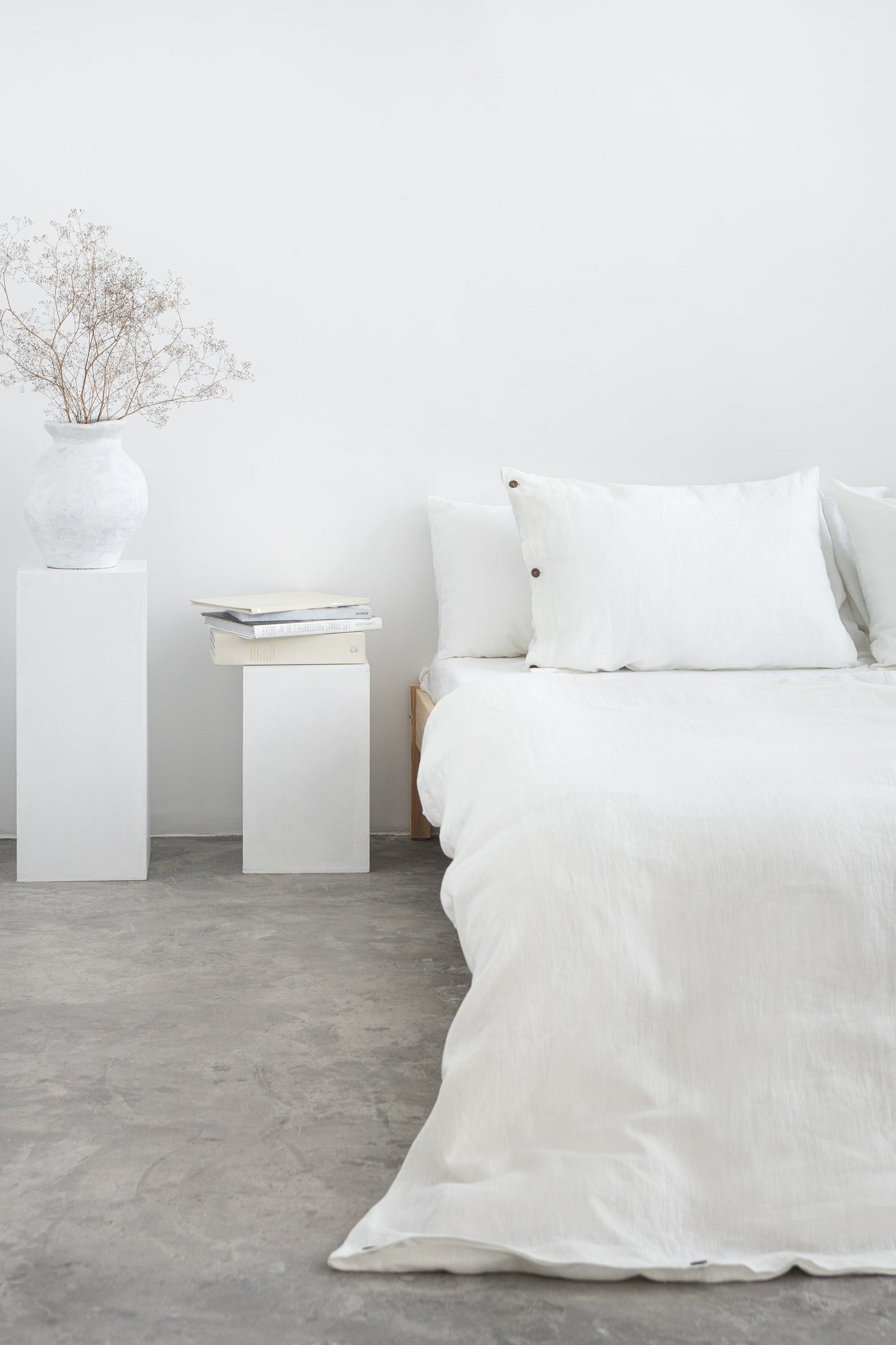 Stonewashed Linen Bedding Set with Coconut Button Closure – All-Season Comfort