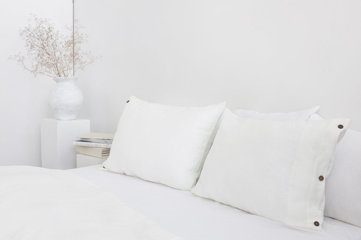 Stonewashed Linen Bedding Set with Coconut Button Closure – All-Season Comfort