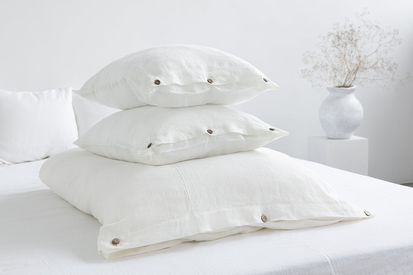 Stonewashed Linen Bedding Set with Coconut Button Closure – All-Season Comfort