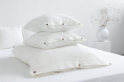 Stonewashed Linen Bedding Set with Coconut Button Closure – All-Season Comfort