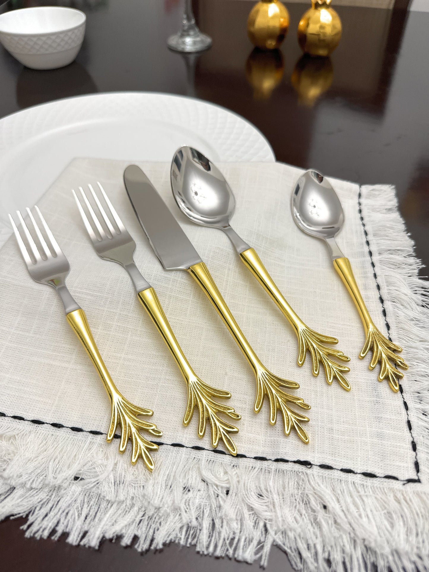 Leaf Motif Gold Flatware Set – 20-Piece Stainless Steel Dining Set